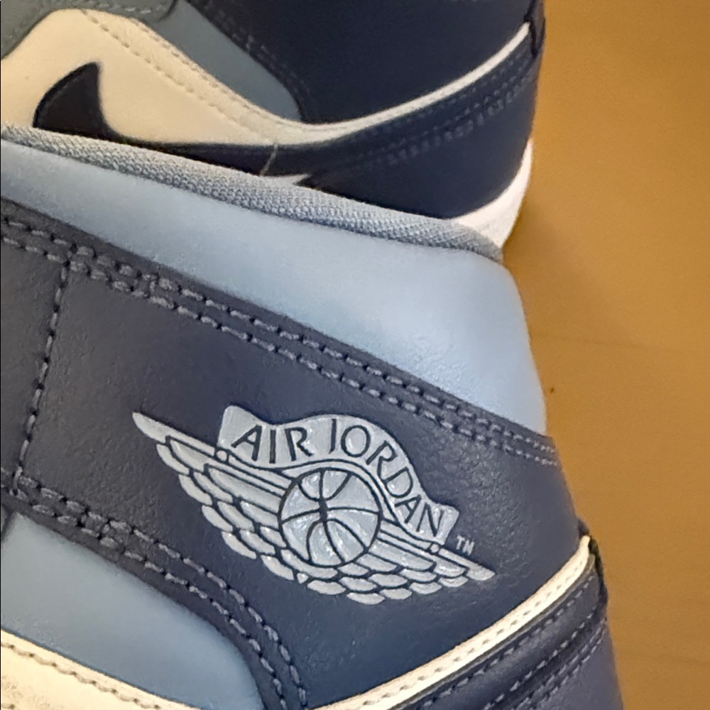 Women’s Nike Air Jordan 1 Mid White Diffused Blue - Size 8 - Picture 4 of 9